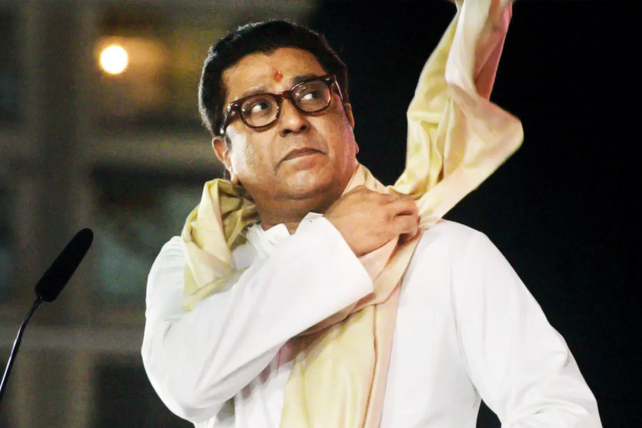 সোনালিও নাকি রাজকে বিয়ে করতে চেয়েছিলেন বলে বলিপাড়ায় কানাঘুষো শোনা যায়। আংটিবদলের পর নাকি তাঁরা মাঝেমধ্যেই একসঙ্গে থাকতেন। এমনকি, রাজের দ্বিতীয় স্ত্রী হিসাবেই নাকি থাকতে রাজি হয়ে গিয়েছিলেন অভিনেত্রী। 