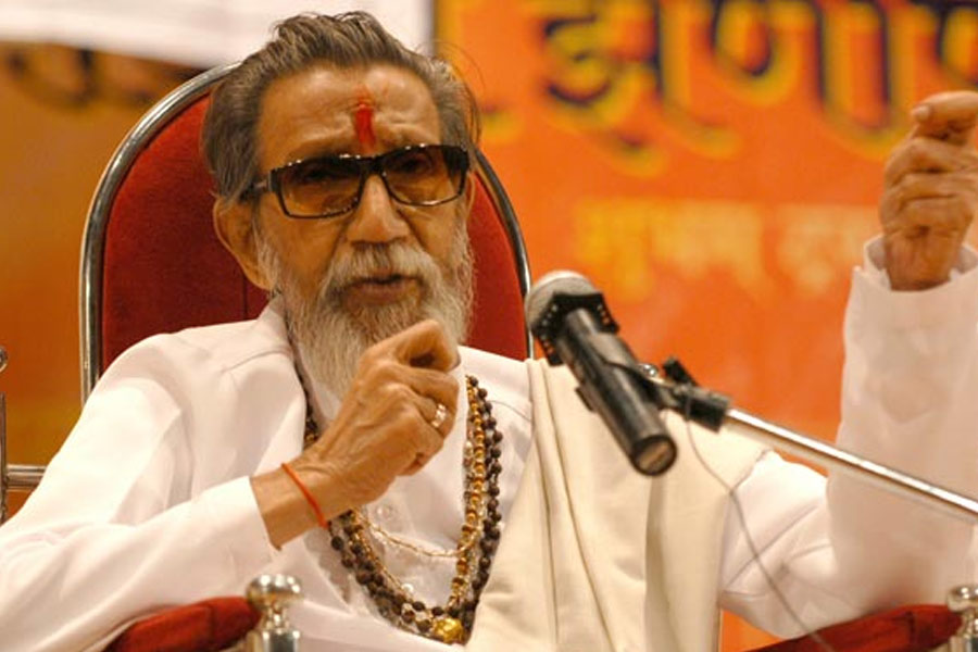 কিন্তু বালাসাহেবের নির্দেশ মেনেই সোনালির কাছ থেকে দূরত্ব বজায় রাখতে শুরু করেন রাজ। রাজনীতি এবং পারিবারিক মর্যাদা রক্ষা করতেই এই সিদ্ধান্ত নেন তিনি।