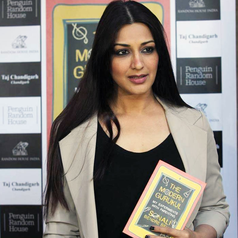 ২০১৫ সালে ‘দ্য মডার্ন গুরুকুল: মাই এক্সপেরিমেন্ট উইথ পেরেন্টিং’ নামের একটি বই লেখেন সোনালি। ২০১৮ সালে স্তন ক্যানসারে আক্রান্ত হন অভিনেত্রী। বর্তমানে ক্যানসার থেকে সেরে উঠেছেন তিনি। এখনও বড় পর্দা থেকে অবশ্য দূরেই রয়েছেন সোনালি।