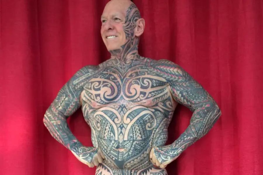 A man spent 10 thousand dollars for tattooing his whole body even on his private parts