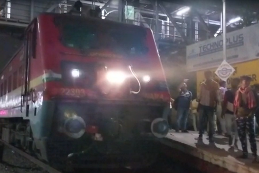An image of  train in Rishra 