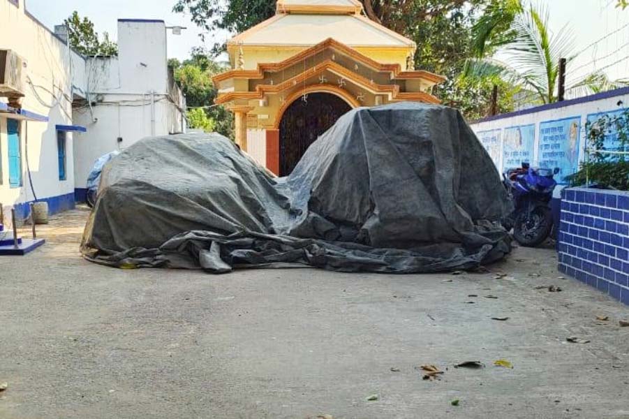 যে গাড়িতে রাজু খুন হন এবং আততায়ীদের গাড়ি পাশাপাশি রাখা হয়েছে শক্তিগড় থানায়।