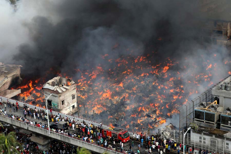Massive Fire at Bangladesh Bangabazar 50 Fire units are actively on spot.