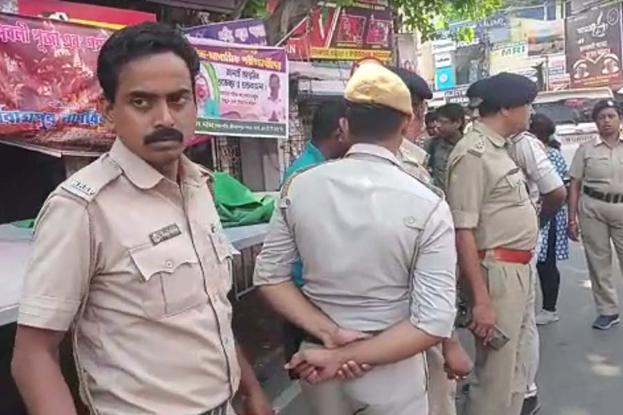 Police removes the stage for Sukanta Majumdar\'s dharna at Serampore