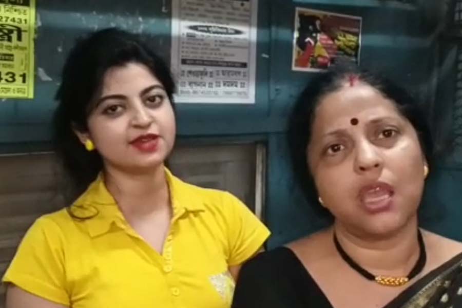 ট্রেনের ভিতরে অফিসফেরতা যাত্রীরা।