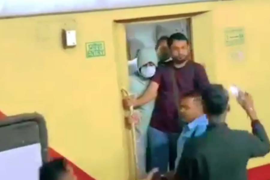 ট্রেনের দরজায় দাঁড়ানো অরিজিতের এই ছবিই ছড়িয়ে পড়েছে সমাজমাধ্যমে।