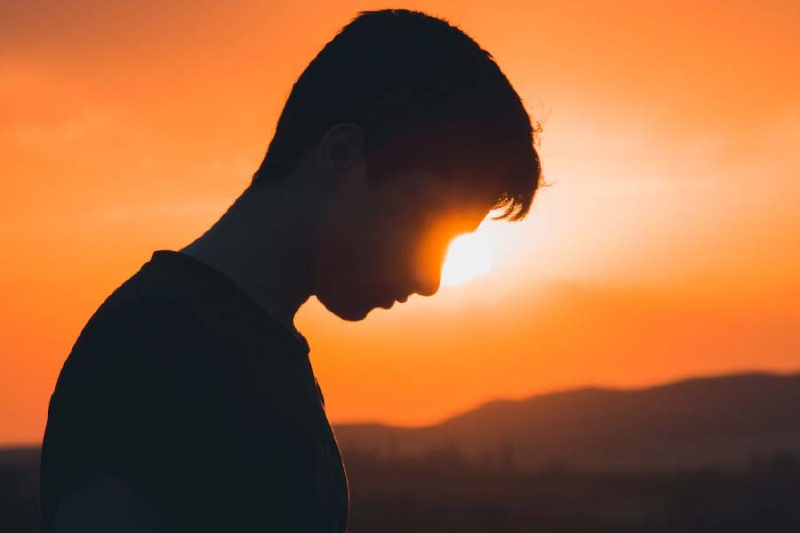 পরীক্ষায় অনুত্তীর্ণ হওয়ার পর নিজের ভবিষ্যৎ নিয়ে উদ্বিগ্ন হয়ে পড়েন বিশ্বদীপ। কী নিয়ে পড়াশোনা করবেন, কী নিয়েই বা কেরিয়ারে এগিয়ে যাবেন— কোনও বিষয় নিয়েই নিশ্চিত ছিলেন না তিনি।