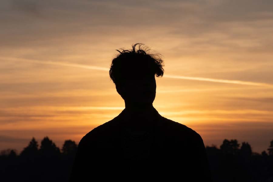 অবশেষে বিজ্ঞান নিয়ে পড়াশোনা করে স্নাতক হন বিশ্বদীপ। তার পর কম্পিউটার অ্যাপ্লিকেশন নিয়ে পড়া শুরু করেন তিনি। পরীক্ষা চলাকালীন অসুস্থ হয়ে যাওয়ায় আর পরীক্ষায় বসতে পারেননি।