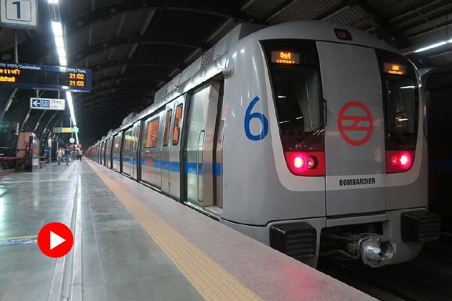 Couple\\\'s Romance in Delhi metro