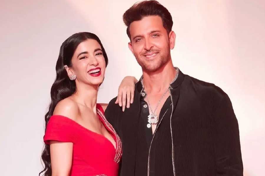 Hrithik Roshan carries girlfriend Saba Azad’s heels in his hands at party