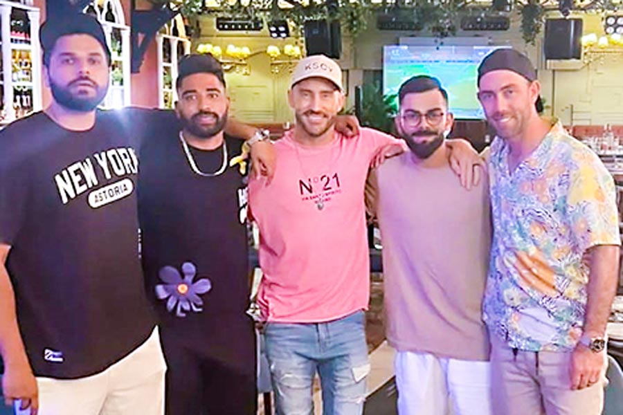 চারমূর্তি: ফ্যাফ, ম্যাক্সওয়েল ও সিরাজের সঙ্গে বিরাট। 