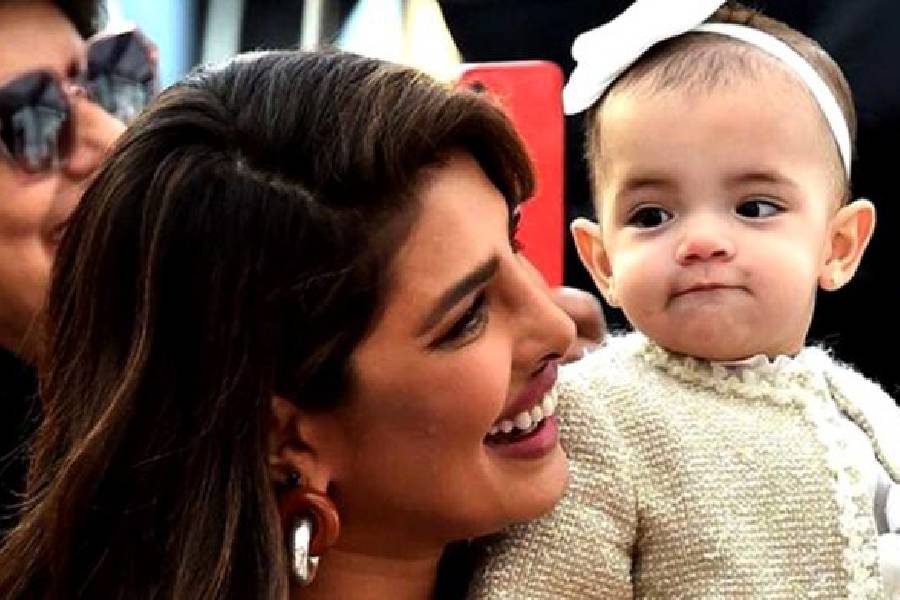 picture of priyanka chopra with her daugter