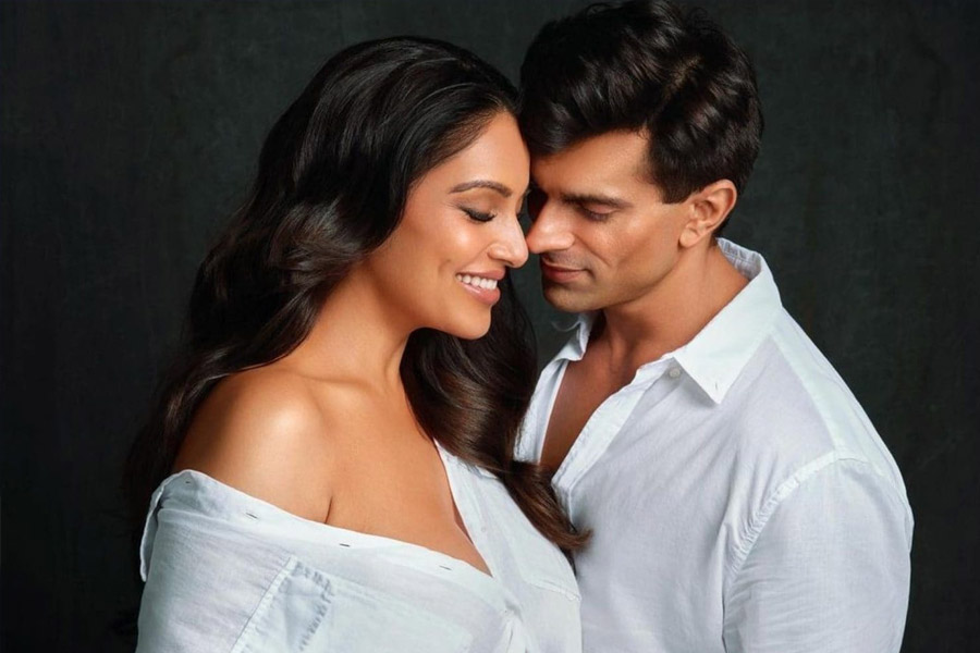 বিয়ে করার পর যেন বলিপাড়া থেকে একদম উধাও হয়ে গিয়েছেন বিপাশা বসু। কন্যা দেবীকে নিয়ে এখন ব্যস্ত রয়েছেন তিনি। সমাজমাধ্যমে সব সময় স্বামী কর্ণ সিংহ গ্রোভারের সঙ্গে ছবিও পোস্ট করেন তিনি। কিন্তু বিয়ের সাত বছর কাটতে চলল, তবুও কর্ণের পরকীয়া সম্পর্ক নিয়ে বলিপা়ড়ায় চর্চা থামেনি।