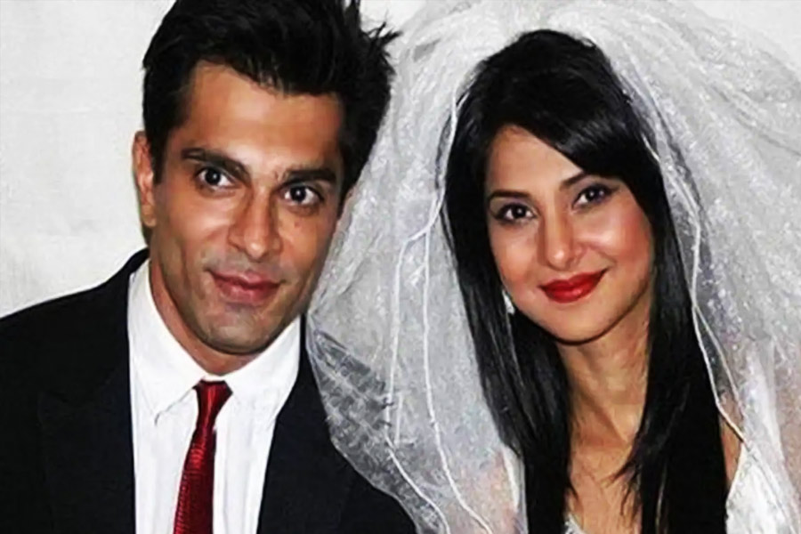 জেনিফারের সঙ্গে কর্ণের সম্পর্ক নিয়ে টেলিপাড়ায় আলোচনার বন্যা বয়ে যেত। টেলিভিশনের পর্দায় কর্ণ এবং জেনিফারের জুটি দর্শকের মনে ধরেছিল। তাঁরা বাস্তবেও একসঙ্গে থাকছেন দেখে এই তারকা জুটিকে দর্শকেরা  ভালবাসায় ভরিয়ে দিয়েছিলেন।