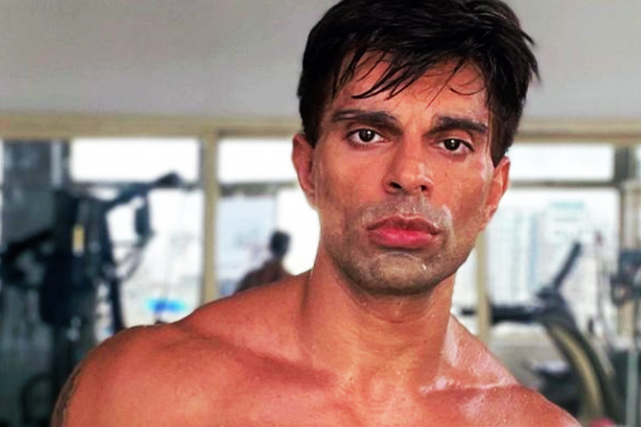 ‘কবুল হ্যায়’ নামের একটি হিন্দি ধারাবাহিকে কাজ করতে শুরু করেন কর্ণ। কানাঘুষো শোনা যায় যে, সেই ধারাবাহিকের প্রযোজক গুল খানের সঙ্গে পরকীয়ায় জড়িয়ে পড়েছিলেন কর্ণ। 