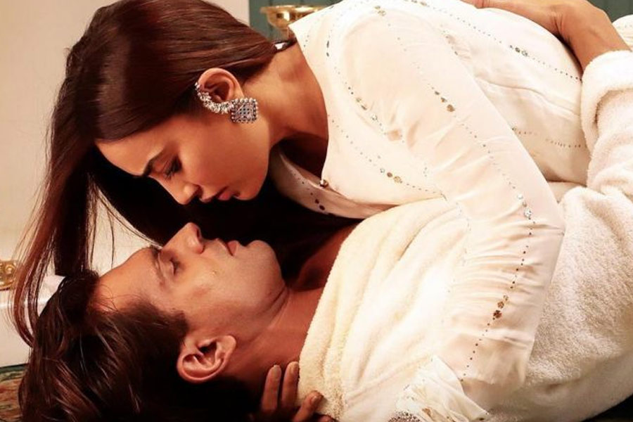 জেনিফারের কানে কর্ণের সঙ্গে সুরভির সম্পর্কের কথা আসে। শুটিং শেষ হয়ে যাওয়ার পরেও শুটিং সেটে সুরভির সঙ্গে কর্ণ সময় কাটাতেন বলে জানতে পারেন জেনিফার। 