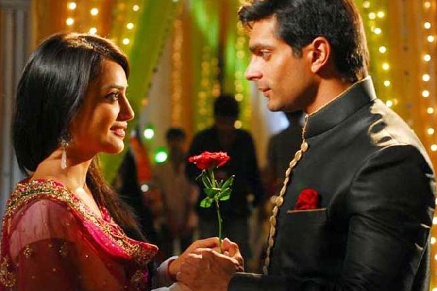 কর্ণ এবং সুরভিকে হাতেনাতে ধরবেন বলে এক দিন সোজা শুটিং ফ্লোরে পৌঁছে যান জেনিফার। সেখানে গিয়ে দু’জনকে আপত্তিকর অবস্থায় ধরে ফেলেন অভিনেত্রী। রাগ সামলাতে না পেরে কর্ণের গালে সপাটে চড় মারেন জেনিফার।