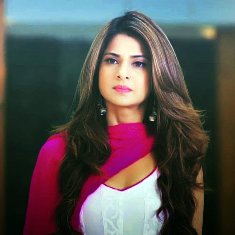 প্রথম বার ক্ষমা করে দিলেও দ্বিতীয় বার একই ভুলে ক্ষমা করতে পারেননি জেনিফার। তাঁর সঙ্গে একই ছাদের তলায় থেকেও বার বার বিবাহ-বহির্ভূত সম্পর্কে জড়িয়ে পড়ার কারণে কর্ণের সঙ্গে বিবাহবিচ্ছেদের সিদ্ধান্ত নেন জেনি‌ফার।