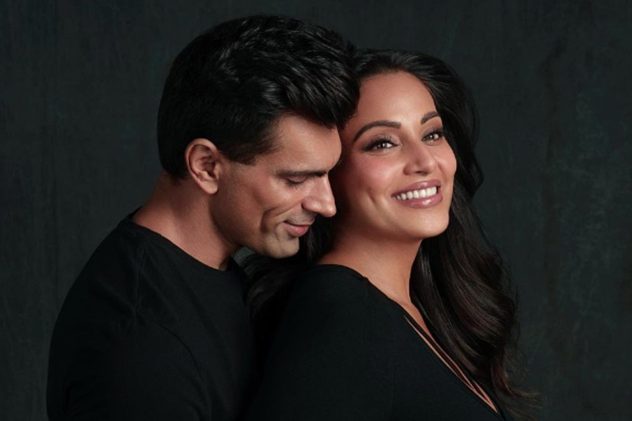 ২০১৫ সালে ‘অ্যালোন’ নামের হরর ঘরানার হিন্দি ছবিটি মুক্তি পাওয়ার এক বছরের মধ্যেই বিপাশাকে বিয়ে করেন কর্ণ। বিয়ের পর আর সে রকম ভাবে অভিনয় করতে দেখা যায়নি কাউকেই। এখন কন্যাসন্তানকে নিয়েই ব্যস্ত রয়েছেন তারকা জুটি।