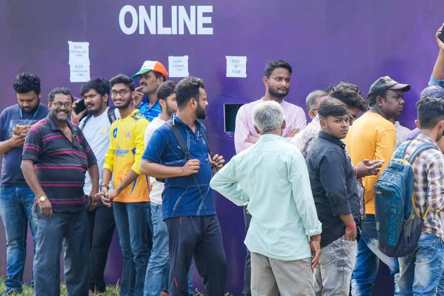 টিকিটের জন্য লাইন। 