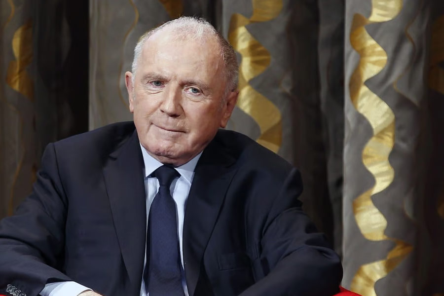 চতুর্থ স্থানে রয়েছে ফ্রাঙ্কোইস পিনল্ট অ্যান্ড ফ্যামিলির নাম। স্টেড রেনাইস এফসি দলের মালিক তিনি। কিন্তু মোট সম্পত্তির পরিমাণ রবের চেয়ে অনেকটাই কম তাঁদের। ফোর্বস সূত্রে খবর, তাঁদের মোট সম্পত্তির পরিমাণ ৪০০০ কোটি টাকা।