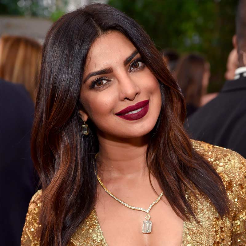 মেরুনেই নজর কাড়তে পারেন সবার।