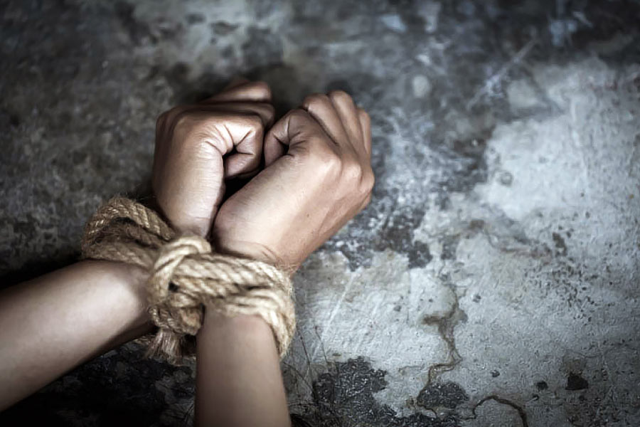 কৈলাস এবং তাঁর সহযোগীর সঙ্গে যোগসাজশ করে অপহরণ শুরু করেন পূজা। ২০১৩ সালে কৈলাসের সঙ্গে দু’জনকে অপহরণ করার পর পূজার নাম শিরোনামে উঠে আসে।