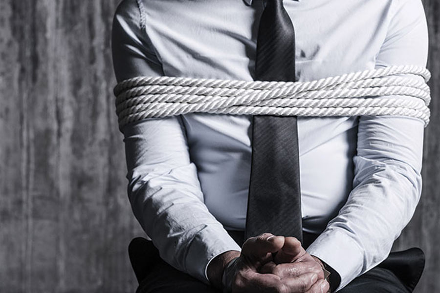 ঘটনাটি ২০১৩ সালের ১৬ জুলাইয়ের। বিহারের মুজফ্‌ফরপুর জেলার হাথোরি থানার অন্তর্গত আমওয়া গ্রামের বাসিন্দা নীরজ কুমার একটি বেসরকারি সংস্থায় চাকরি করতেন। কোম্পানির লেনদেনের সব হিসাব থাকত নীরজের কাছেই।  