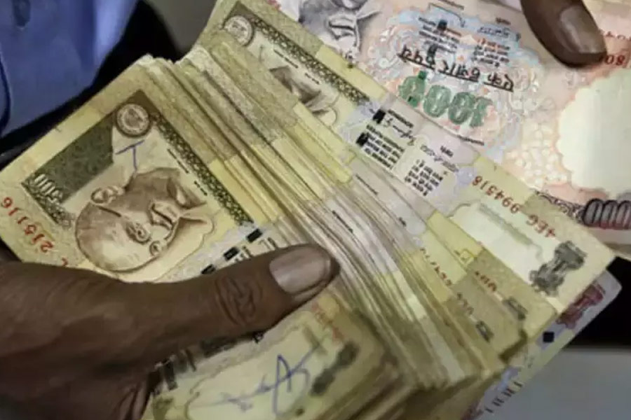 নীরজকে আটকে রেখে তাঁর পরিবারের কাছে মুক্তিপণ দাবি করেন অপহরণকারীরা। নীরজের শ্যালক এক জন নিরাপত্তারক্ষীকে সঙ্গে নিয়ে বাইকে চেপে অপহরণকারীদের টাকা দিতে পৌঁছন।