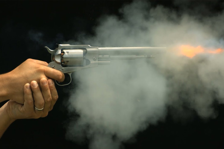 নিরাপত্তারক্ষীকে দেখে গাড়িতে বসা দুষ্কৃতীরা তাঁর দিকে গুলি চালান। নিরাপত্তারক্ষী গুলিবিদ্ধ হন। নিরাপত্তারক্ষীকে নিয়ে আসার শাস্তিস্বরূপ নীরজের শ্যালককেও আটকে রেখে পরিবারের সদস্যদের আরও ৫০ হাজার দিতে বলেন অপহরণকারীরা।