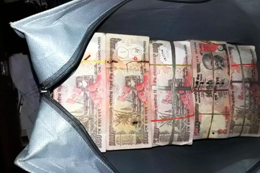 আর কোনও নিরাপত্তারক্ষীকে পাঠানোর সাহস পায়নি নীরজের পরিবার। টাকা নিয়ে দুষ্কৃতীদের দেওয়া ঠিকানায় একাই পৌঁছন নীরজের মামা। টাকা দেওয়ার পর নীরজ এবং তাঁর শ্যালককে ছেড়ে দেওয়া হয়।