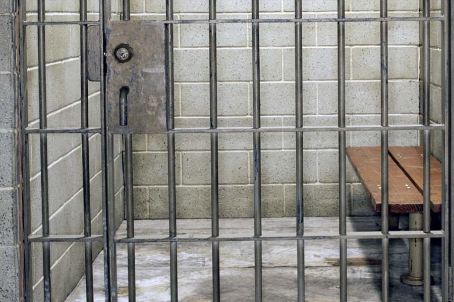 গ্রেফতারের পর বিহারের শিবহার মণ্ডলকারা জেলে পাঠানো হয়েছিল। সেখানে বিহারের অন্য এক কুখ্যাত গ্যাংস্টার মুকেশ পাঠকের সঙ্গে তাঁর পরিচয় হয়। জেলবন্দি থাকাকালীন একে অপরের খুব কাছাকাছি চলে আসেন মুকেশ-পূজা। একে অপরের প্রেমেও পড়েন।