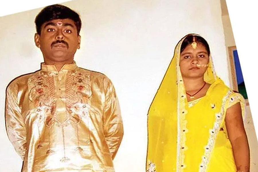 জেলের মধ্যেই এক মাস চুটিয়ে প্রেম করার পর বিয়ের সিদ্ধান্ত নেন মুকেশ-পূজা। জেলবন্দি থাকা অবস্থাতেই ২০১৩ সালের ১৪ অক্টোবর প্রেমিক মুকেশকে বিয়ে করেন পূজা।