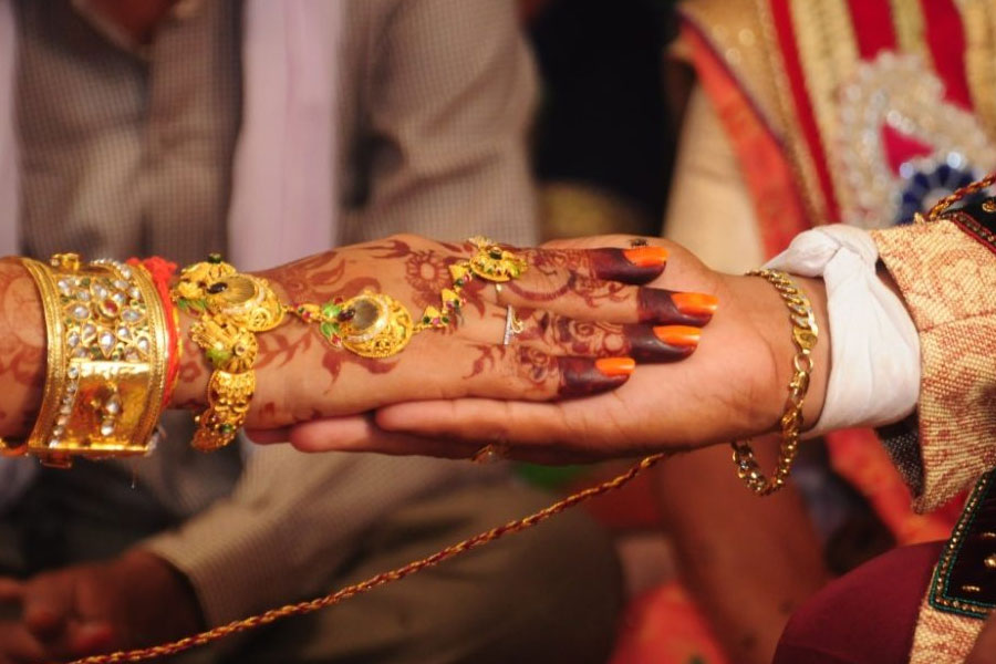 মজফ্‌ফরপুরের তৎকালীন এসপি হিমাংশু ত্রিবেদী এবং অন্যান্য প্রশাসনিক আধিকারিকরা এই গ্যাংস্টার দম্পতির বিয়ের সাক্ষী ছিলেন। পূজার কন্যাদান করেছিলেন তৎকালীন জেলসুপার রামচন্দ্র সাফি।  