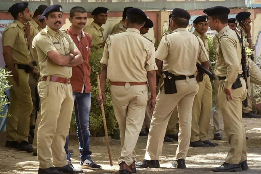 পুলিশ তাঁর কুখ্যাত গ্যাংস্টার স্বামী মুকেশকে খুঁজতে শুরু করে। দরভাঙ্গায় ইঞ্জিনিয়ার খুনের ঘটনায়ও তিনি মূল অভিযুক্ত ছিলেন।