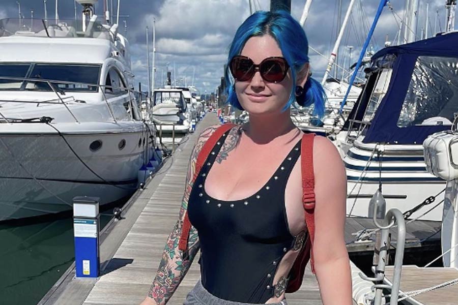 Porn star is in trouble after hundreds of fake accounts named after her have ditched fans.