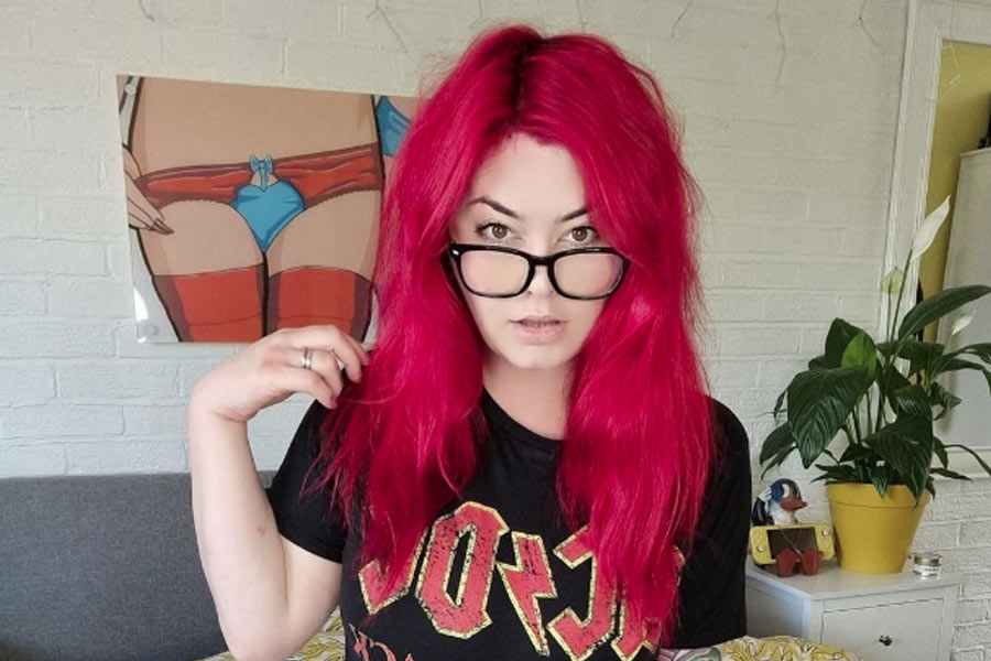 Porn star is in trouble after hundreds of fake accounts named after her have ditched fans.