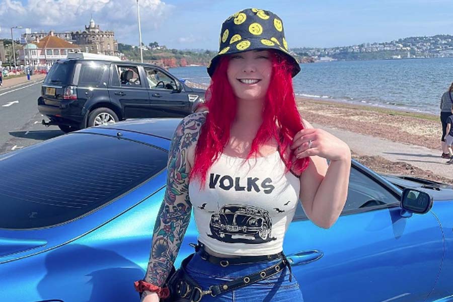 Porn star is in trouble after hundreds of fake accounts named after her have ditched fans.