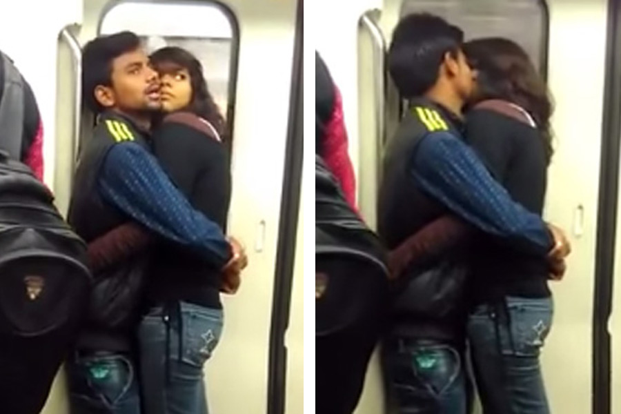 Viral videos inside Delhi Metro.