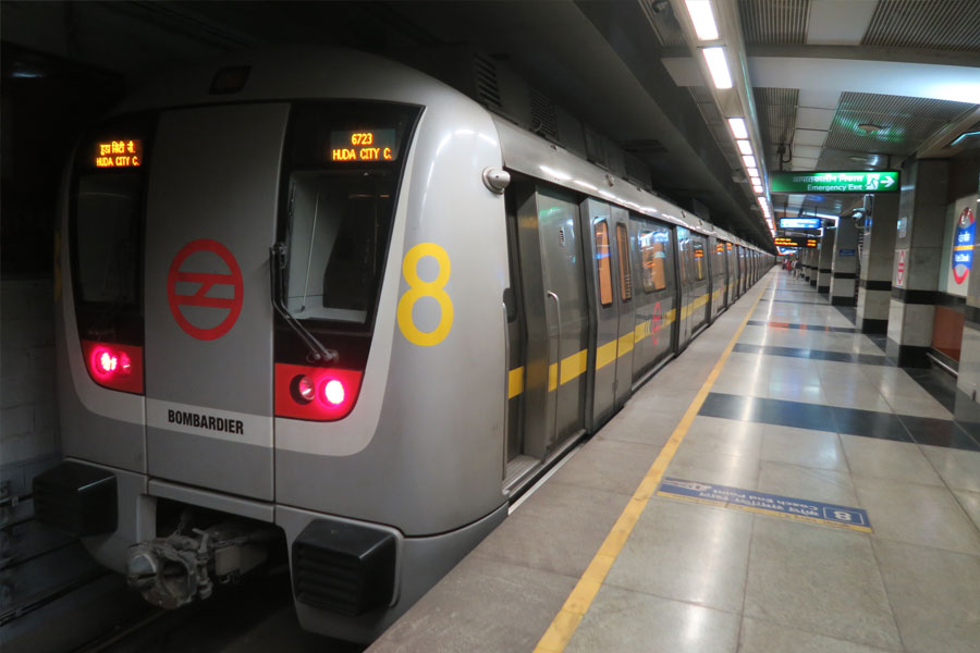 Viral videos inside Delhi Metro.