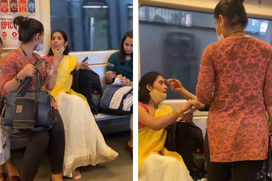 Viral videos inside Delhi Metro.