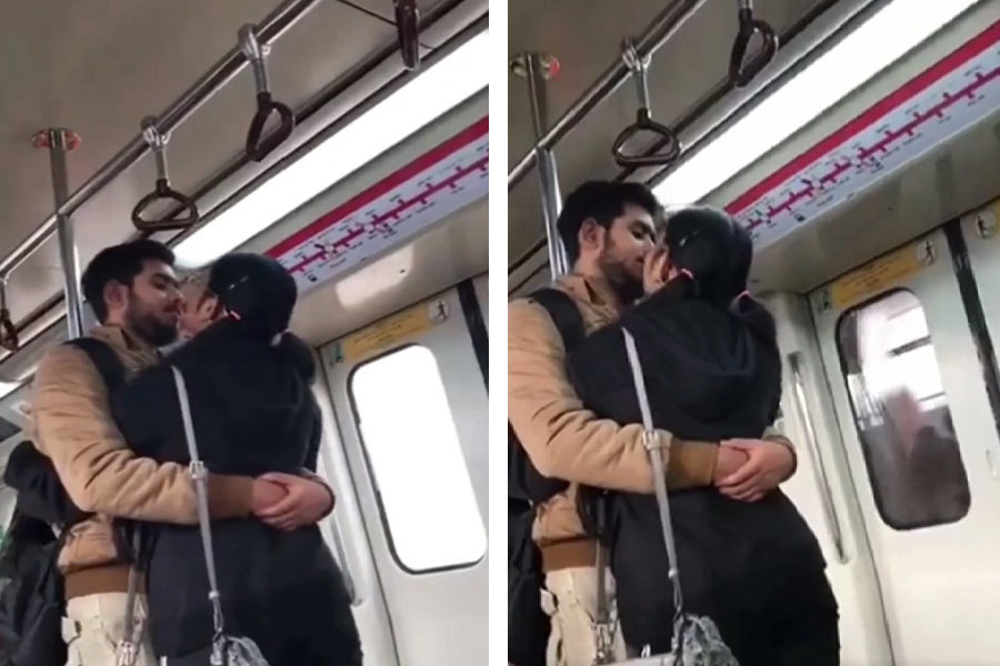 Viral videos inside Delhi Metro.