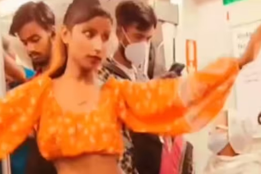 Viral videos inside Delhi Metro.