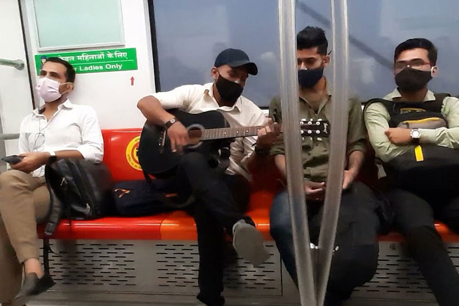 Viral videos inside Delhi Metro.