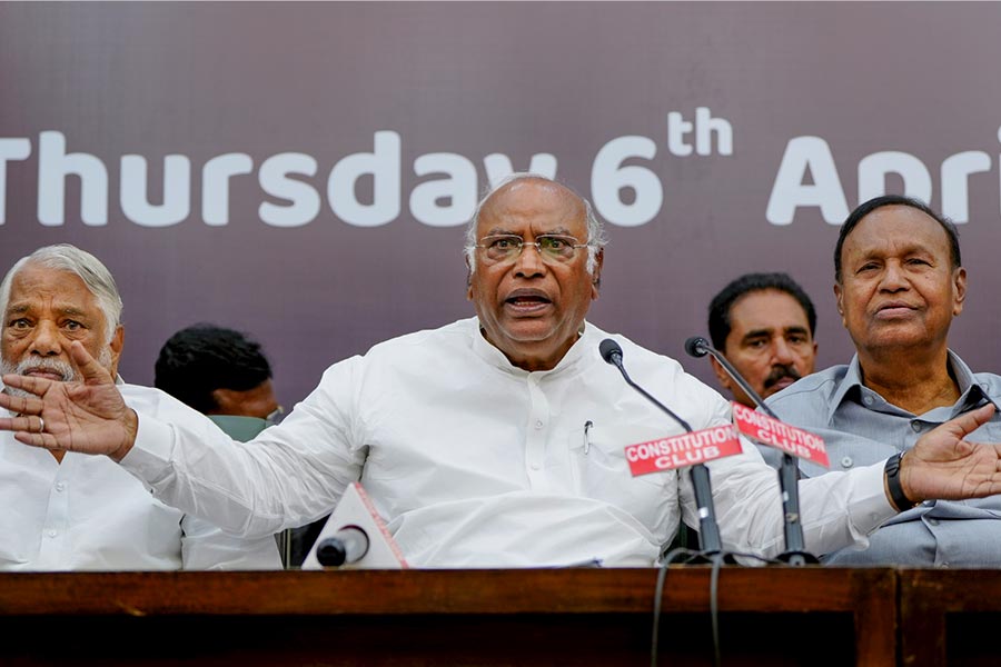 Image of Congress President Mallikarjun Kharge in Constitution club