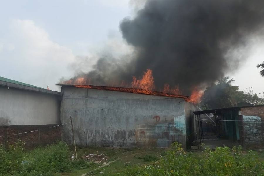 শিলিগুড়িতে রাসায়নিক কারখানায় অগ্নিকাণ্ড। নিজস্ব চিত্র।