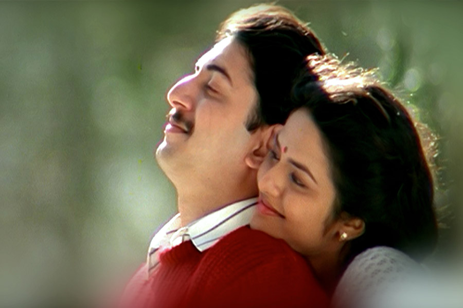 ১৯৯২ সালে প্রেক্ষাগৃহে মুক্তি পায় তামিল ভাষার ছবি ‘রোজা’। মণিরত্নম পরিচালিত এই ছবির গানগুলিতে সুর দিয়েছিলেন রহমান। ছবিমুক্তির প্রায় দু’বছর আগেই গানগুলি নিয়ে কাজ শুরু করে দিয়েছিলেন তিনি।