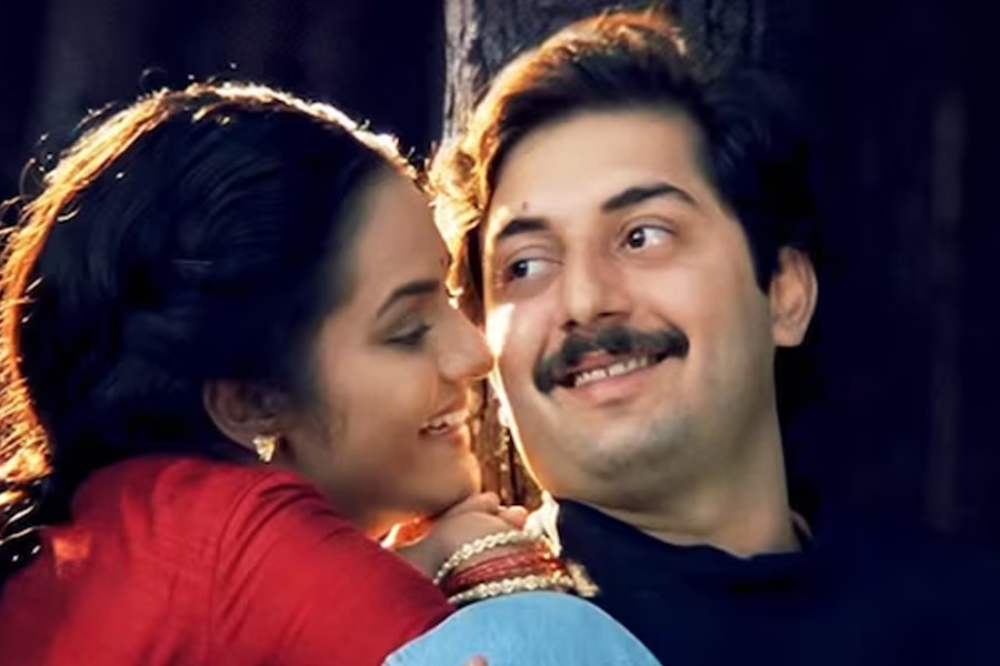 কখনও এসপি বালা সুব্রহ্মণ্যম, কখনও কেএস চিত্রা, কখনও হরিহরণ, কখনও বা মিনমিনির কণ্ঠে শোনা গিয়েছে ‘রোজা’ ছবির হিন্দি গানগুলি। কিন্তু এই ছবির গানগুলির জন্য রহমানের প্রথম পছন্দ ছিলেন বলিপাড়ার দুই গায়ক।