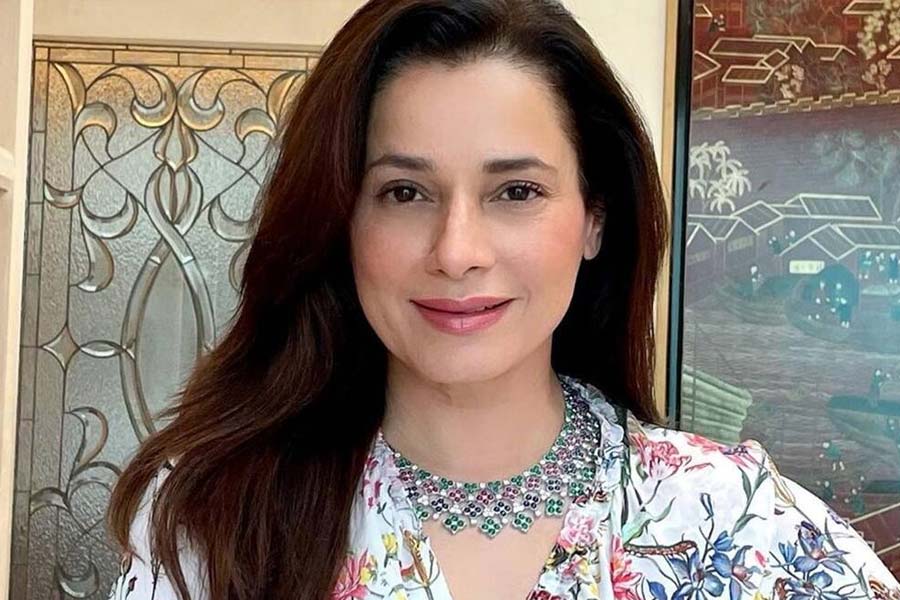 শাহরুখ এব‌ং গৌরীর বাড়িতে কোনও অনুষ্ঠান হলে অতিথি হিসাবে সেখানে উপস্থিত থাকতেন বলি অভিনেত্রী নীলম কোঠারি। গৌরীর ঘনিষ্ঠ বান্ধবী ছিলেন নীলম। প্রিয়ঙ্কার দাবি, নীলমই নাকি তাঁর সঙ্গে শাহরুখের পরকীয়া সম্পর্কের ভুয়ো খবর ছড়িয়েছিলেন।