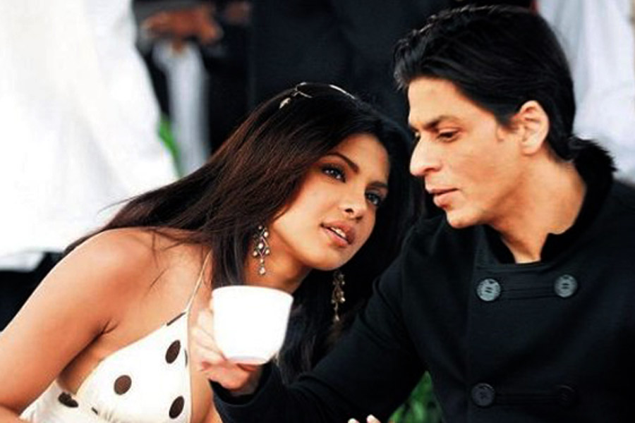 বলিপাড়া সূত্রে খবর, শাহরুখের সঙ্গে প্রিয়ঙ্কার বন্ধুত্ব যখন বৃদ্ধি পেতে থাকে, সেই কথা নাকি অভিনেত্রী তাঁর কাছের বান্ধবীদের জানিয়েছিলেন। ইন্ডাস্ট্রিতে ভাল যোগসূত্র ছিল নীলমের। এ কান-ও কান ঘুরে প্রিয়ঙ্কার সঙ্গে শাহরুখের বিশেষ বন্ধুত্বের কথা নাকি নীলমের কানে আসে।